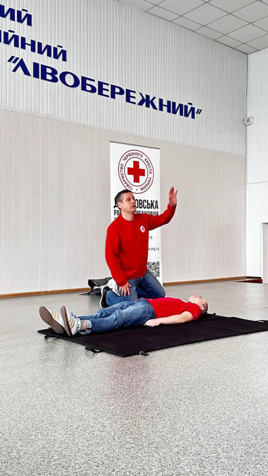 Інструктори Червоного Хреста Дніпровського району для здобувачів освіти коледжу  провели майстер-клас з  надання першої  допомоги.